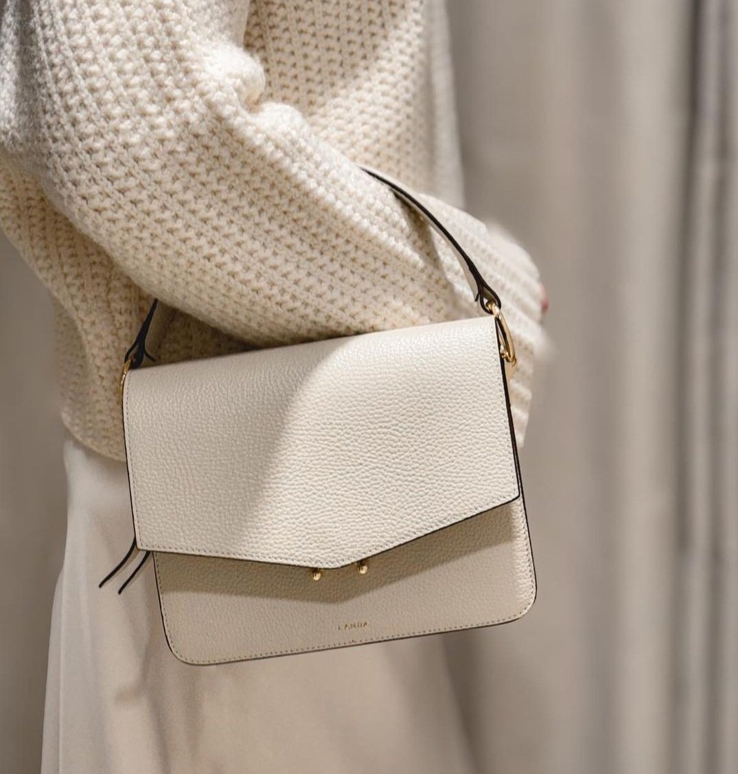 CIFDtweets's tweet photo. Winter White from @Silvanalanda1 #irishfashion #bag #whitebag #crossbodybag #handbag #shoulderbag #Tote #totebag #leather #luxury #IrishFashionArt #silvanalanda #landabags #irishdesign #CIFD https://t.co/4GYHGSqWQL