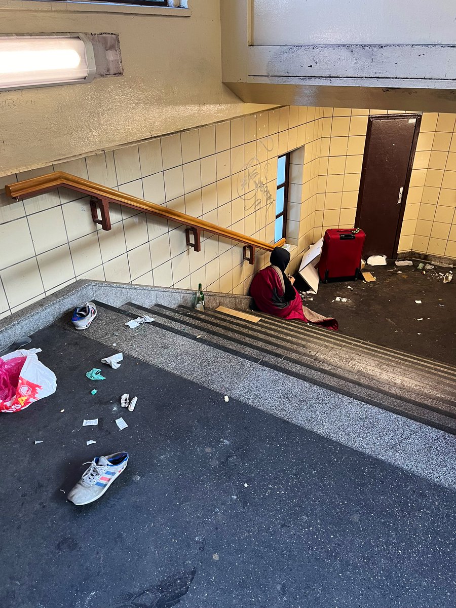 wiebkehollersen's tweet image. Ein ganz normaler Sonntagmorgen am U-Bahnhof Schlesisches Tor.