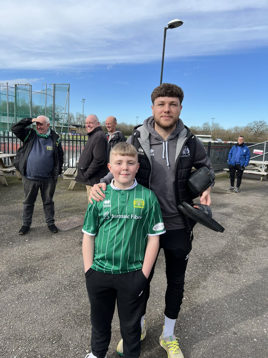 rossyb_3's tweet photo. Chelmsford (A)game day 32 for me and Oscar! And he finally got his picture with @FrankNouble #YTFC #12pointsclear #notourday https://t.co/jbnkbXstKK