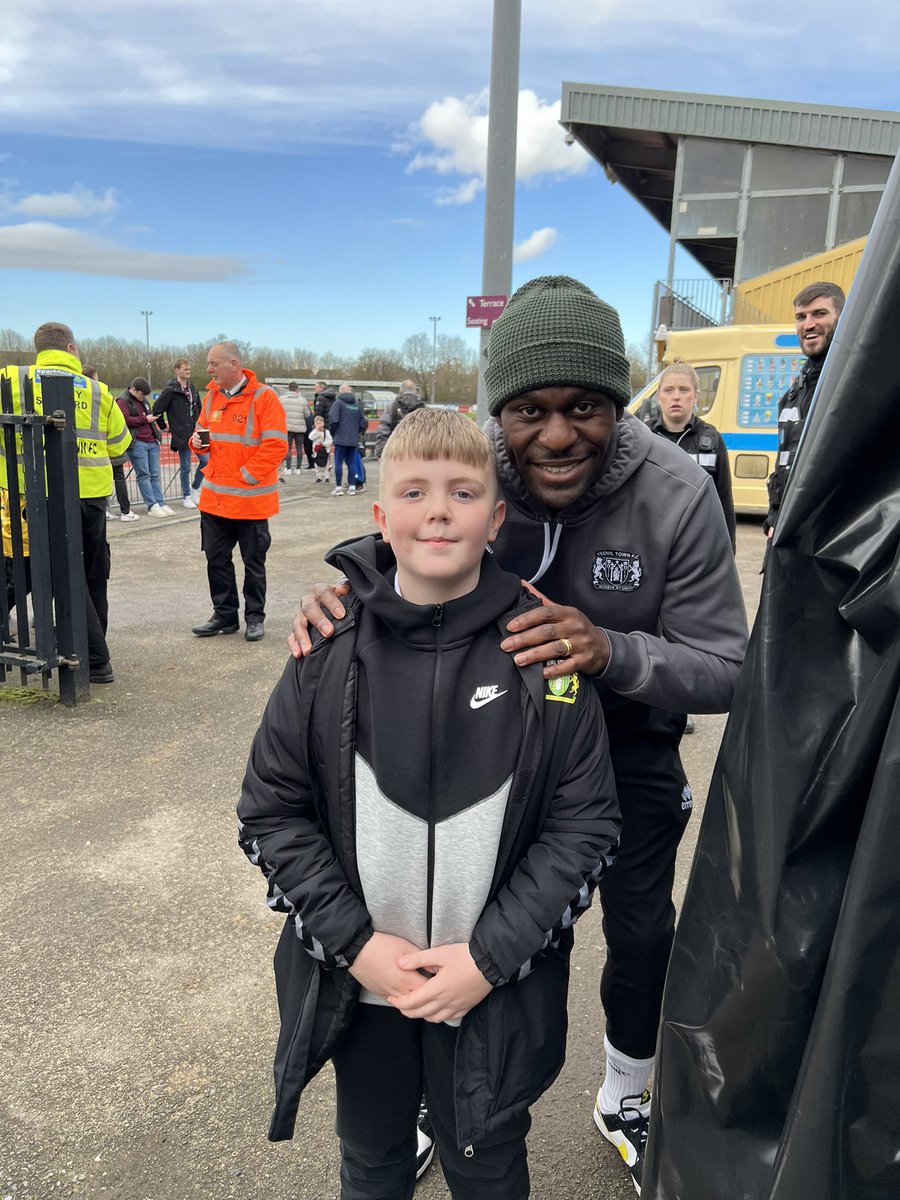 rossyb_3's tweet photo. Chelmsford (A)game day 32 for me and Oscar! And he finally got his picture with @FrankNouble #YTFC #12pointsclear #notourday https://t.co/jbnkbXstKK