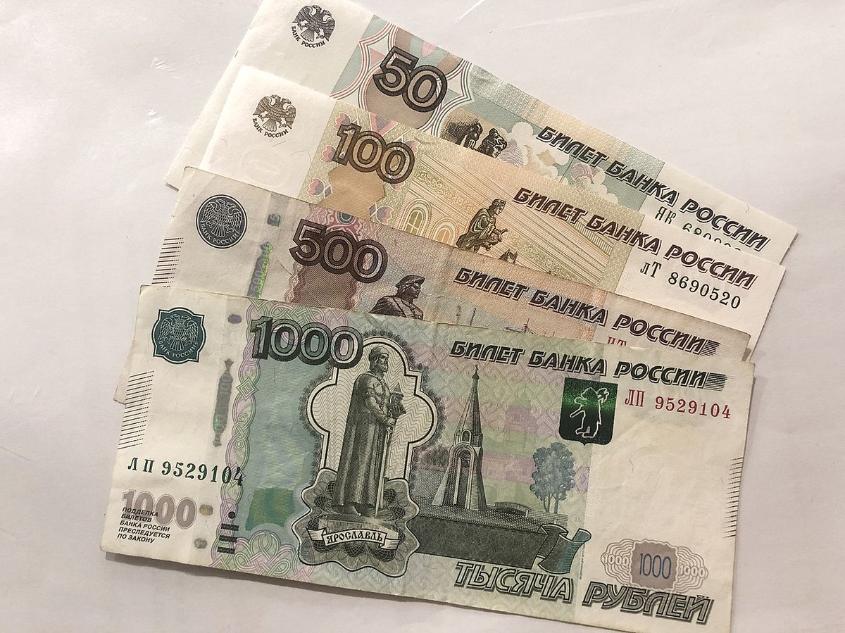 historiegieldy's tweet photo. Afery gospodarcze w Polsce.⬇️
💸Afera rublowa🇷🇺

▫️Na czym polegała? 🤬
Nie było to nic innego, jak kradzież walut z polskiego skarbu państwa i transferowanie ich za granicę (w tym przypadku do Rosji).

▫️Żeby lepiej zrozumieć wpis: 🫡
Rubel transferowy nie był oficjalną walutą w Rosji, tylko był stosowany jako techniczna waluta rozliczeniowa z partnerami zagranicznymi. Został wprowadzony w 1964 roku i funkcjonował do 1991 roku.

▫️Przyczyny:  🖐️
Wszystko odbywało się na podstawie zawierania nieistniejących umów na dostawy towarów z rosyjskimi firmami, płacąc przy tym w rublach transferowych. Działo się to w 1990 roku przez spółki powiązane z firmami państwowymi, np. PHZ (Przedsiębiorstwo Handlu Zagranicznego).

▫️Skutki: 💥
Rubel transferowy został zlikwidowany w 1991 roku, natomiast ze względu na to, że następnie ruble transferowe były wymieniane z powrotem na złotówki w polskich bankach. To te transakcje obciążyły Polskę kwotą około 400 mln USD.

▫️Co dalej? 📢
W wyniku porozumienia z Rosją w 1994 roku i zobowiązań ze strony rosyjskiej (ZSRR) na powstałe przed 1 stycznia 1991 roku ruble transferowe, dolary, dolary clearingowe, ruble clearingowe i ruble radzieckie doszło do oddania 4,7 mld rubli transferowych oraz 2 mld USD na rzecz państwa polskiego.

▫️Skoro ruble transferowe zostały zlikwidowane w 1991 roku, dlaczego Polska w 1994 roku przyjęła taką ofertę? 🤔
Kilka państw (w tym Polska) miała jeszcze nie zamknięte interesy handlowe z Rosją, dlatego też takie rozwiązanie (ze względu na wieloletnie umowy rozliczane w rublach transferowych) zostało przyjęte.

▫️Ciekawostka: ⭐️
Po dziś dzień rubel transferowy jest wyceniany przez Narodowy Bank Polski (w maju 2023 roku jego poziom średniego kursu był szacowany na 0,21 polskiego złotego).

Jeśli to, co robię, pomaga Ci zrozumieć finanse, 
możesz zostawić serduszko, podać dalej post. ❤️ 
Z góry dziękuję, wiele to dla mnie znaczy. 🤝  

(wpis powstał bazując na informacjach z:https://t.co/x1w5HUACVh)
