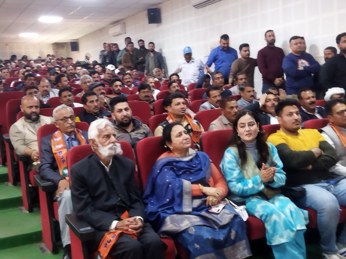 Dogra Swabhiman sangathan Sr. Vice president KD Singh Jamwal along with thousands of supporters joined @BJP4India in the presence of BJP GS @AshokKoul59 @BJP4JnK prez @RavinderRaina Ex-MP Shamsher Singh Manhas, Ex- MLA @BalwantMankotia Ranjodh Singh Nalwa.