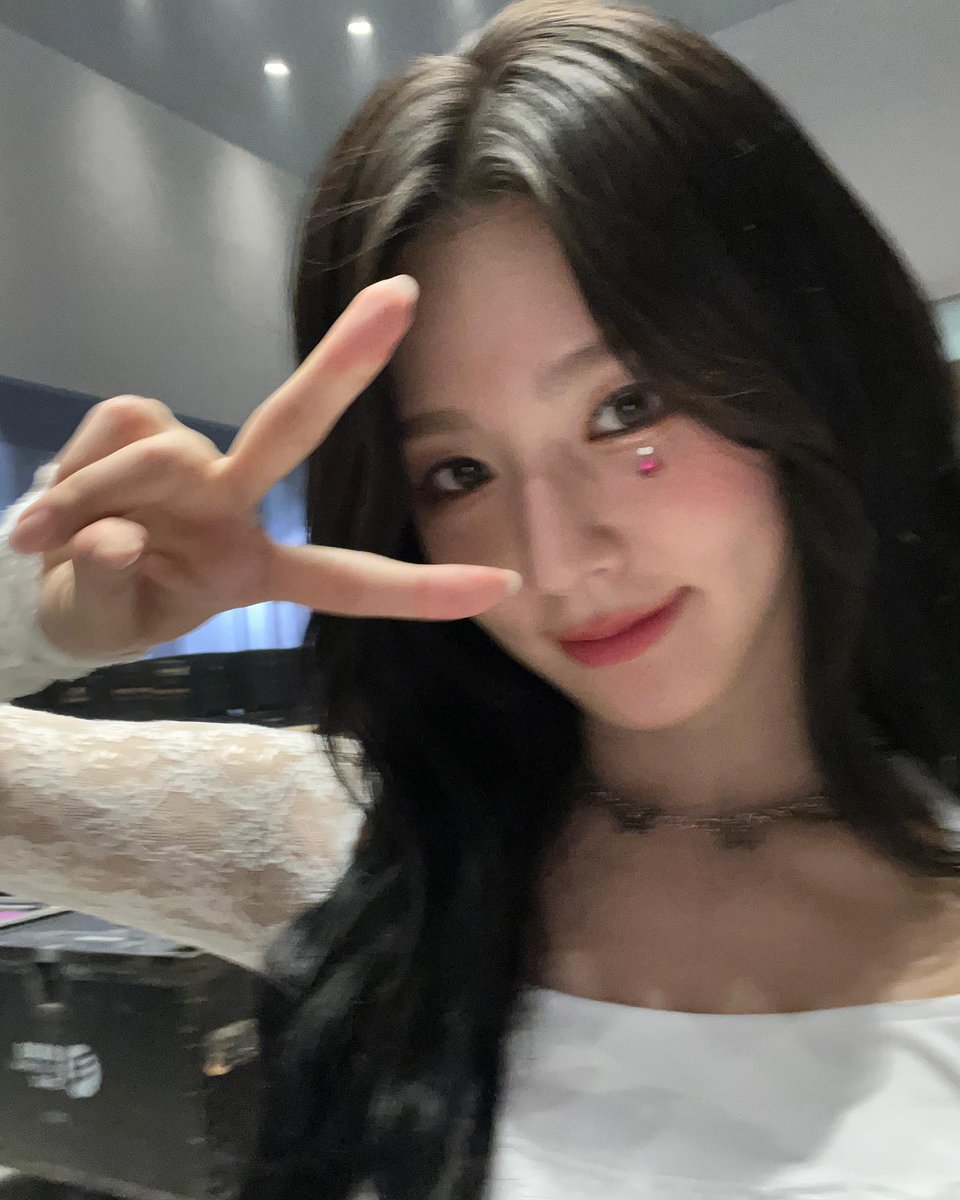 miyeonse's tweet photo. 𝖱𝖺𝖽𝗂𝖺𝗇𝗍 𝗂𝗇 𝗐𝗁𝗂𝗍𝖾, 𝖾𝗆𝖻𝗋𝖺𝖼𝗂𝗇𝗀 𝗍𝗁𝖾 𝖾𝗅𝖾𝗀𝖺𝗇𝖼𝖾 𝗍𝗁𝖺𝗍 𝗌𝗂𝗆𝗉𝗅𝗂𝖼𝗂𝗍𝗒 𝖻𝗋𝗂𝗇𝗀𝗌. 𝖠𝗇𝖽 𝖼𝖺𝗉𝗍𝗎𝗋𝖾𝖽 𝗂𝗇 𝖺 𝖿𝗈𝗋𝗆 𝗈𝖿 𝗌𝖾𝗅𝖿𝗂𝖾𝗌. 🤍 https://t.co/jSRsazFAY2