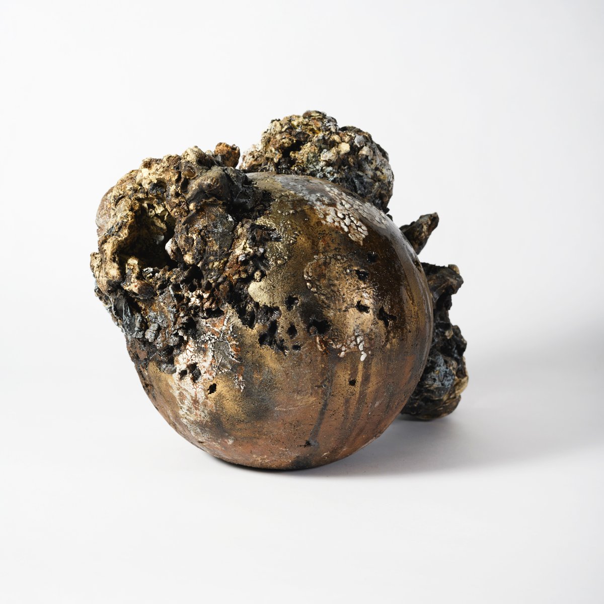 Rebecca Appleby Gaia I Stoneware ceramic 28 x 38 x 25 cm From highly sculptural ceramics, to industrial sculpture and experimental painting, the work by Appleby is a continual exploration of the contemporary urban landscape. Full list of work: bitly.ws/3e3Wv