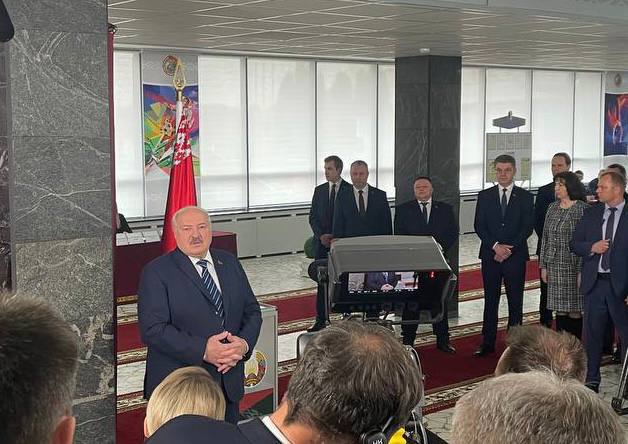 🇧🇾🗳 Lukashenko anuncia recandidatura às presidenciais de 2025 em Belarus Votando nas eleições parlamentares e municipais de hoje, o atual presidente de Belarus, Aleksandr Lukashenko, anunciou que vai se recandidatar às eleições presidenciais do próximo ano.