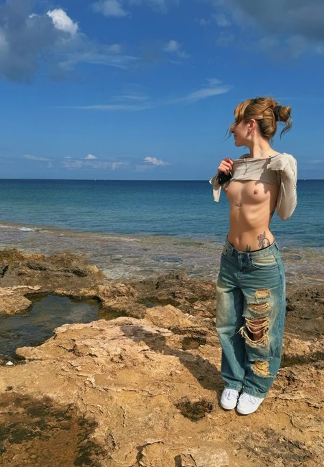 I&rsquo;m gonna be doing my first ever PUBLIC live stream today! 😬   info below&hellip; https://t.co/kOtC1Sln9A