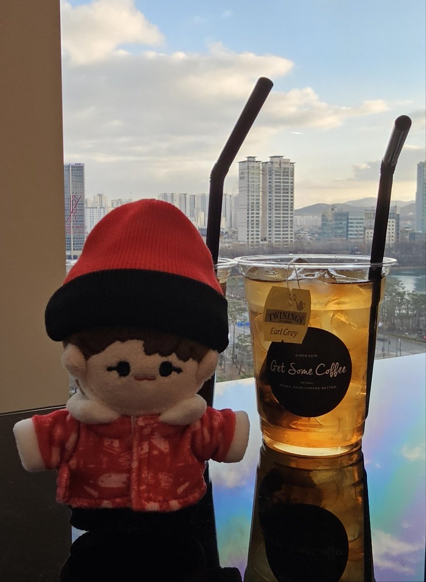 오늘 관극기념 로떼몰 나들이!
편백집&gt;호두과자까지 클리어하고
관극기다리는중!!!! 날씨도 맑고 좋다😊
(feat. 부딱쓰 꼬몽이)