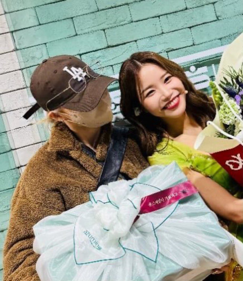 byulsmoo's tweet photo. byulie went to yong’s musical, despite being busy preparing for her comeback

hyejin flew back from milan to go to wheein’s first solo concert

no one loves mamamoo more than mamamoo 😭 

#MAMAMOO #SOLAR #MOONBYUL #WHEEIN #HWASA #마마무 #솔라 #문별 #휘인 #화사 https://t.co/ET4QRC4ADp