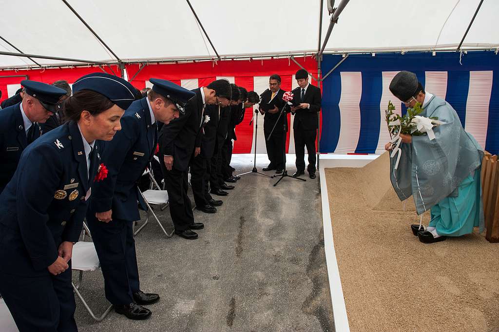 ideno1111's tweet photo. 在日米軍の方々、神職を呼んで新車のお祓いや地鎮祭やってるが？ https://t.co/FwOB7xMYkl