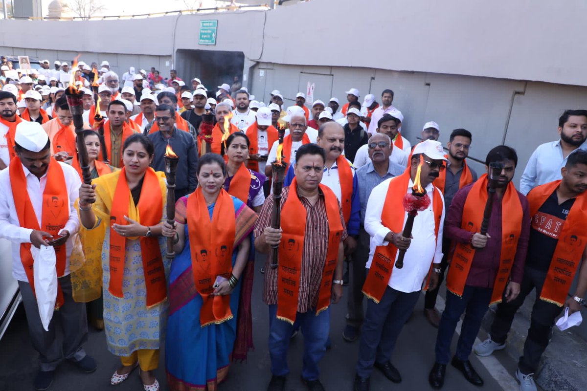 Sunil_Deodhar's tweet image. स्वातंत्र्यवीर सावरकर आत्मार्पण दिन सप्ताह प्रारंभनिमित्त स्वातंत्र्यवीर सामाजिक संस्थेने आयोजित केलेल्या ‘सावरकर दौड’ कार्यक्रमात सहभागी झालो.

निगडीतील भक्तीशक्ती उद्यान ते स्वातंत्र्यवीर सावरकर उद्यानापर्यंत ही दौड आयोजित करण्यात आली होती. यावेळी मोठ्या संख्येने सावरकर प्रेमी…