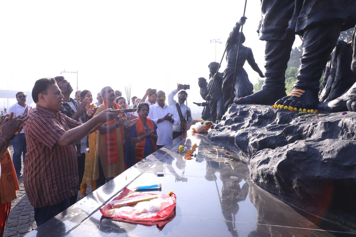 Sunil_Deodhar's tweet image. स्वातंत्र्यवीर सावरकर आत्मार्पण दिन सप्ताह प्रारंभनिमित्त स्वातंत्र्यवीर सामाजिक संस्थेने आयोजित केलेल्या ‘सावरकर दौड’ कार्यक्रमात सहभागी झालो.

निगडीतील भक्तीशक्ती उद्यान ते स्वातंत्र्यवीर सावरकर उद्यानापर्यंत ही दौड आयोजित करण्यात आली होती. यावेळी मोठ्या संख्येने सावरकर प्रेमी…