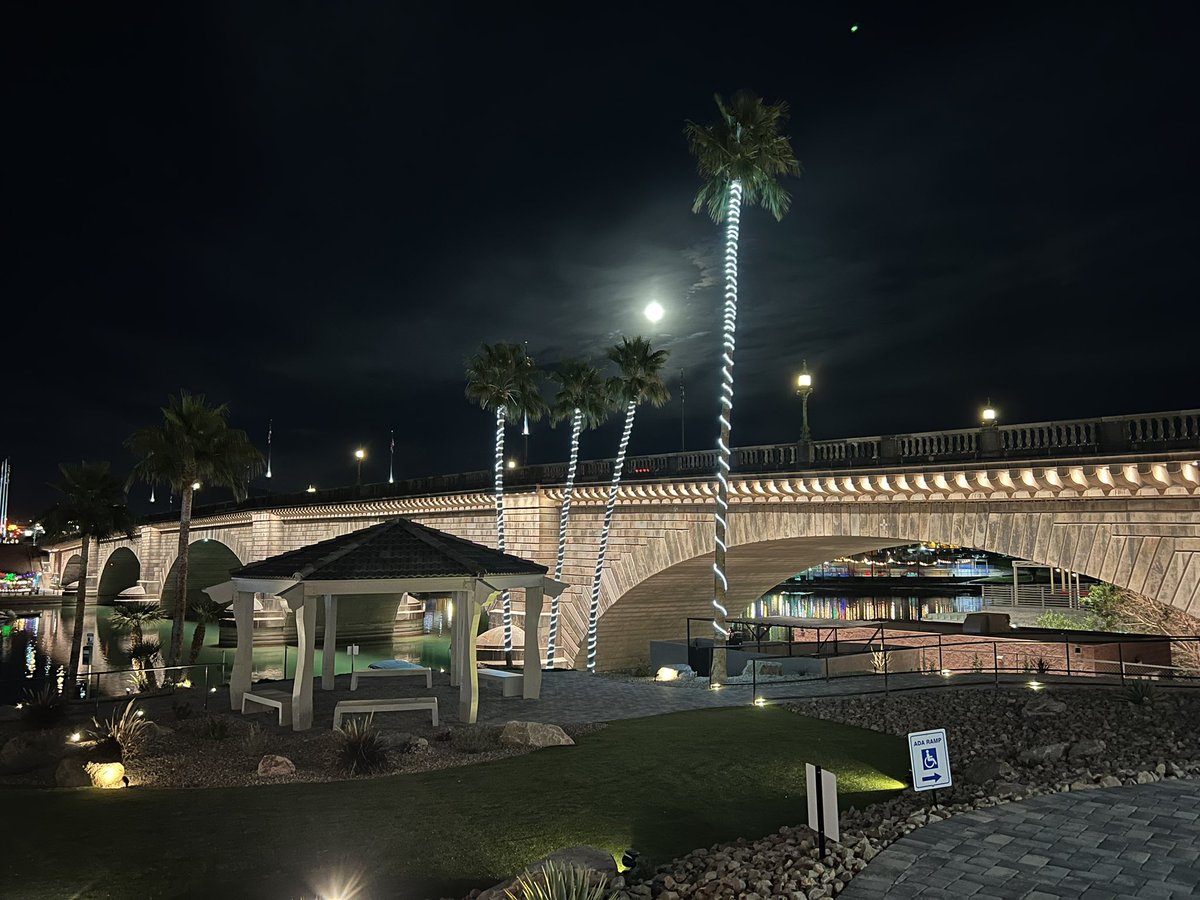 Rogue52's tweet photo. Missed out watching @OfficialOPLive and took a stroll along the London Bridge in Lake Havasu. #londonbridge #lakehavasu https://t.co/5APKN2gsga