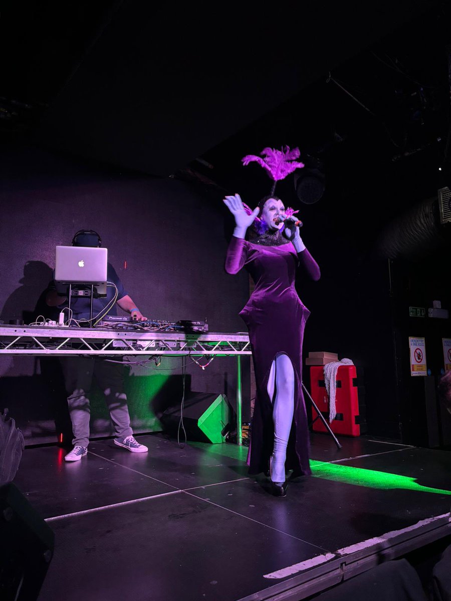 QueenQueefOffic's tweet image. Pulling all the levers in London