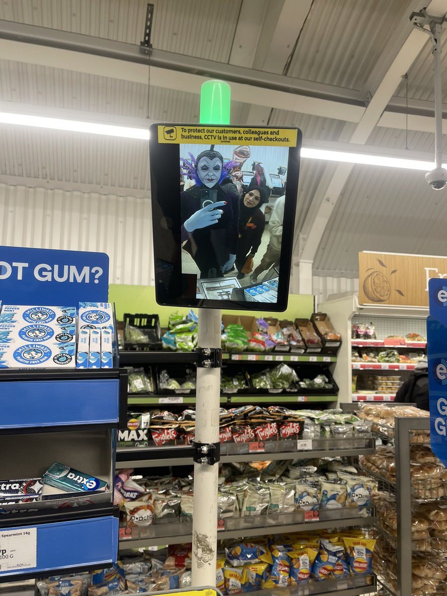 QueenQueefOffic's tweet image. Pulling all the levers in London