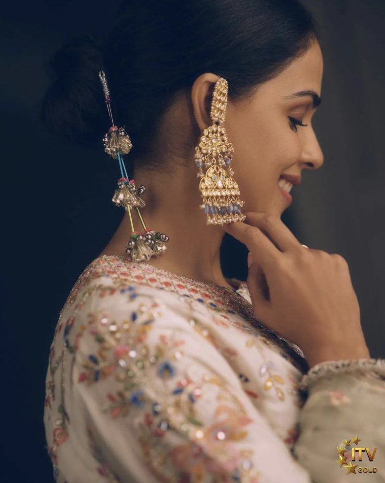 ITVGold's tweet image. A vision of sheer beauty! 🌺💖
#GeneliaDeshmukh mesmerizes in ethnic splendor, radiating charm and grace that captivates hearts effortlessly. ✨👗

#ElegantEnsemble #TimelessBeauty #BollywoodBuzz #Bollywood #MustFollow #CelebLife #Bollywood #Entertainment #viralposts #follow