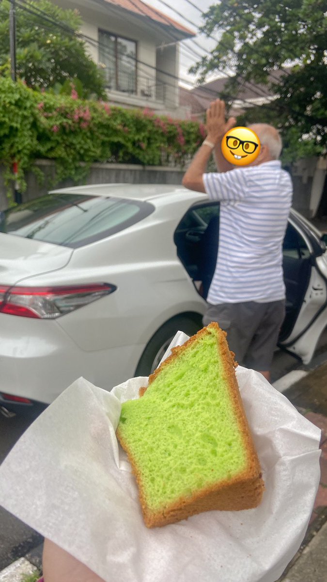 srochmayati_'s tweet photo. today’s run blessings: had a chance meeting with a wise elder sharing fresh bread 🥹🫶🏼 a living reflection of Morrie from 'Tuesdays with Morrie’ somehow https://t.co/P171PKUgjB