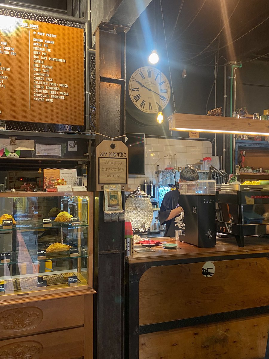 srochmayati_'s tweet photo. today’s run blessings: had a chance meeting with a wise elder sharing fresh bread 🥹🫶🏼 a living reflection of Morrie from 'Tuesdays with Morrie’ somehow https://t.co/P171PKUgjB