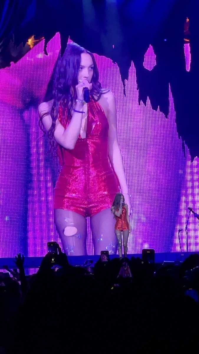 THE CANDY BONG AT THE #GUTSWorldTourPhoenix 😭😭😭? OKAY ONCES FOR OLIVIA
