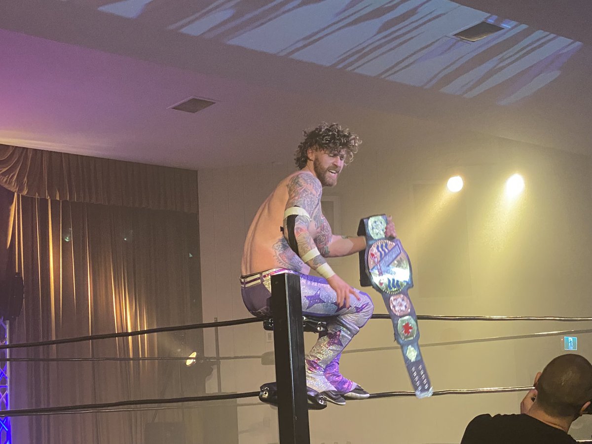paliontology's tweet photo. @proTWilliams @Evan_Rivers_ @BoomProVan And @Evan_Rivers_ retains with a small package and sends the crowd into another singalong! #RumblePak https://t.co/mXAkJXRFHa