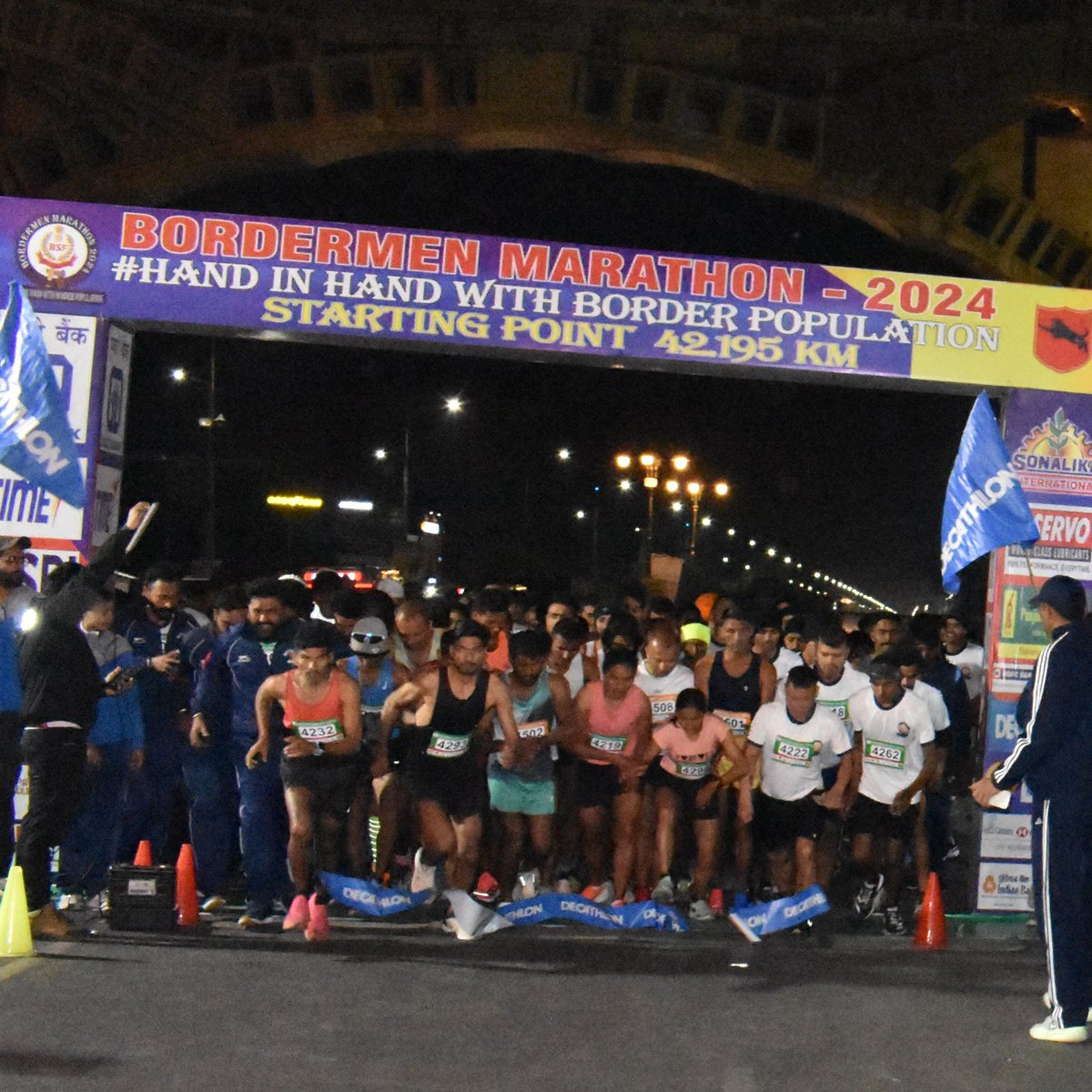 Sadhana_Singh99's tweet photo. Bordermen Marathon 2024 flagged off by DG BSF Shri Nitin Agrawal at Golden Gate, Amritsar! 🇮🇳 Embracing unity, fitness, and camaraderie along the scenic route.
#AttariRun
#RunWithBSF
#FitIndia #TeJran
#BSFMarathon2024
#DhruvRathee #MUFC https://t.co/lancPqybJk
