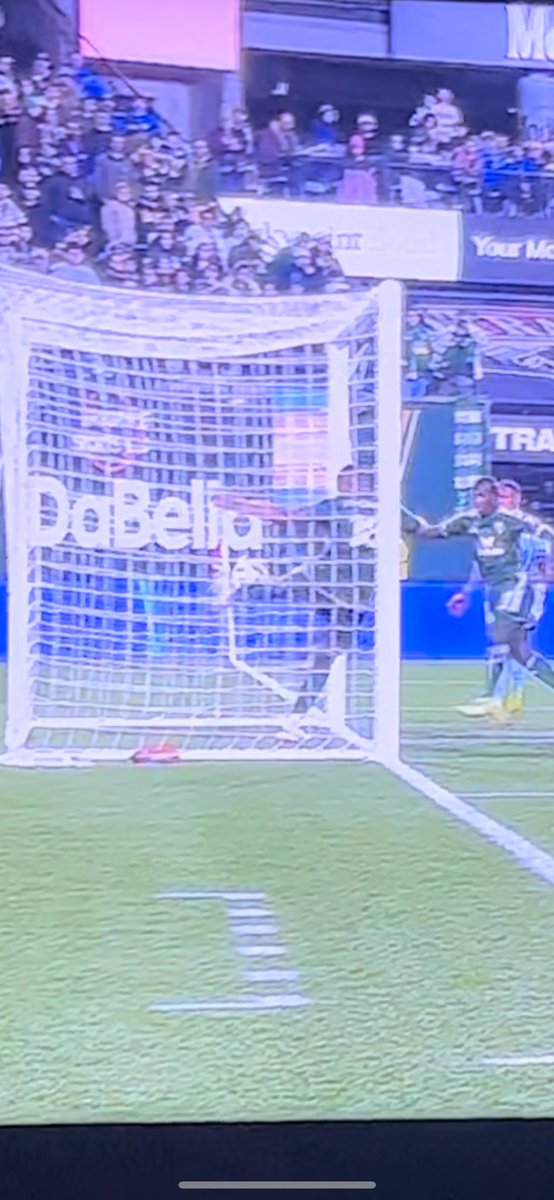 RefereeAnalyst's tweet image. What is going on with the AR’s position here?