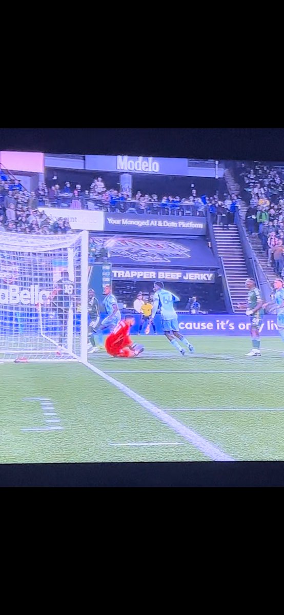 RefereeAnalyst's tweet image. What is going on with the AR’s position here?