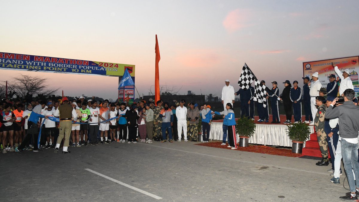 AishwaryaR14258's tweet photo. मैराथन 2024 को अमृतसर में BSF के महानिदेशक श्री नितिन अग्रवाल ने हरी झंडी दिखाई। देश भर के उत्साही प्रतिभागियों के साथ फिटनेस, तंदुरुस्ती और सौहार्द को बढ़ावा देने वाली एक एकता दौड़.
#AttariRun #RunWithBSF #TejRan #KritiSanon #ViralVideo #BBB24 #oriele https://t.co/t2fCjzxa4e