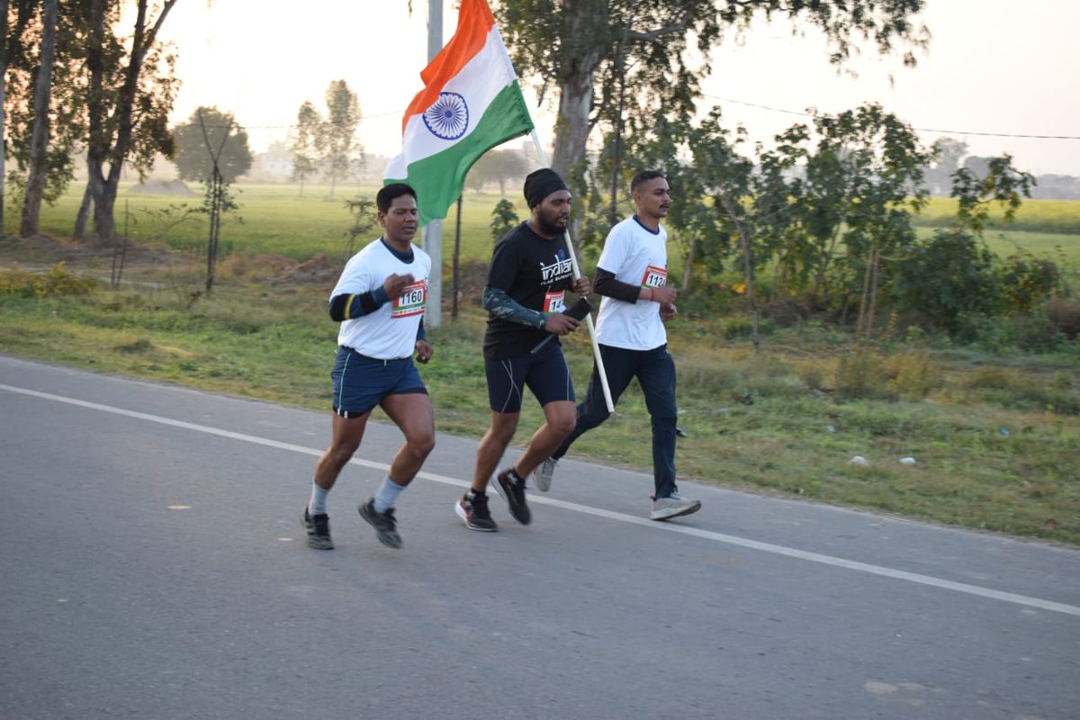 Lowiniaarora's tweet photo. Borderman Marathon 2024 flagged off by DG BSF Shri Nitin Agrawal at Golden Gate, Amritsar.
#AttariRun #RunWithBSF #TejRan
#KritiSanon #ViralVideo #BBB24 #oriele https://t.co/Uf0MrJJ687