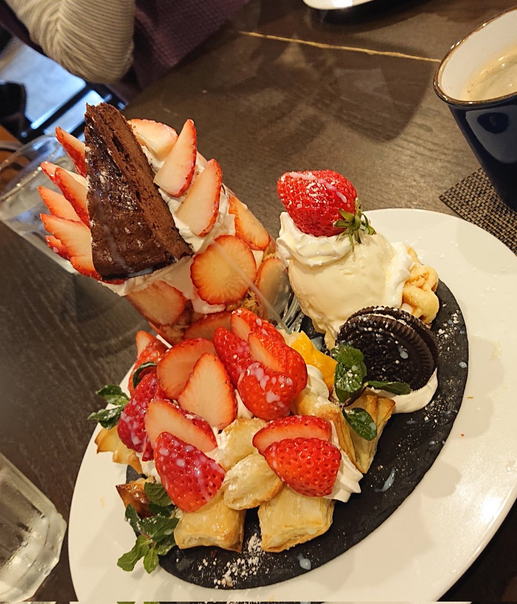 mama500's tweet photo. #33fan #3315bu #rakuda #いちごパフェガトーショコラ #COSTAcoffee #女子会 #金曜日 https://t.co/D9pYIQoP6C