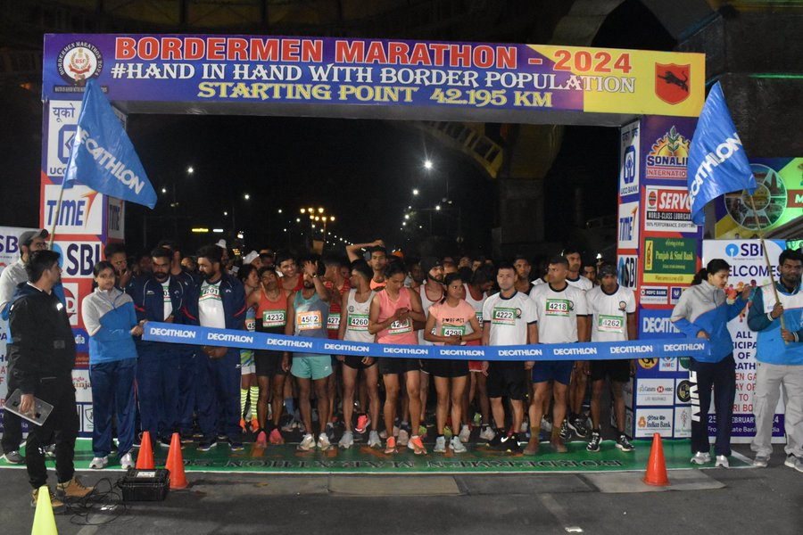 Poojamehta001's tweet photo. 🫡Salute to our Security Forces as they are doing every possible effort to keep our #Nation's youth motivated.
Today DG BSF, flagged off the #Bordermen #Marathon-2024. 🎉 #FitIndia #AttariRun #RunWithBSF #TejRan #BSFMarathon2024 #DhruvRathee #Tabu #Article370 https://t.co/vkdSoyRGkm
