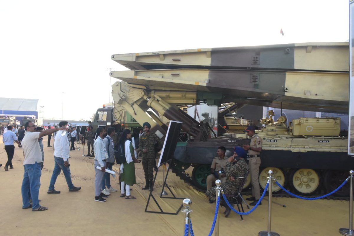 Info_Pune's tweet photo. #MSMEDefenceExpo चा आज  दुसरा दिवस. नागरिकांचा उत्स्फूर्त प्रतिसाद. पुण्यातील 
मोशी येथे २६ फेब्रुवारी पर्यंत आयोजन.
अवश्य भेट द्या....

@MahaDGIPR 
@MSMEDefenceExpo

#MSMEDefenceExpo2024 #MaharashtraMSMEDefencExpo 
#MSME 
#DefenceExpo 
#Pune https://t.co/TSS2kwgoey