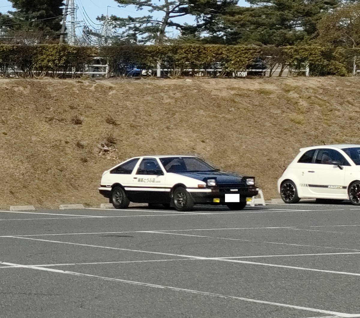 ishiiTomoni's tweet photo. 昨日鷲羽山に行ってきました。瀬戸大橋の景色が素晴らしかったです。そして駐車場にはすごい車が停まっていました。（漫画）頭文字Dのハチロクが素晴らしく再現されています。 https://t.co/XEZnrwmFmZ