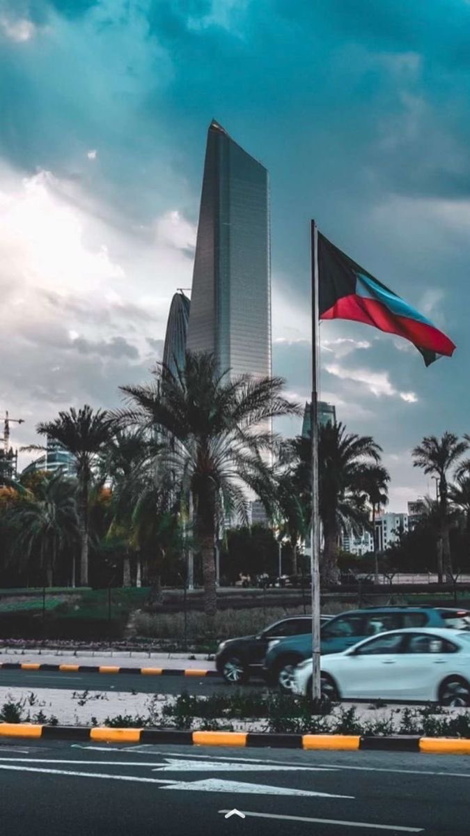 "لا وجـود كـالوطـن ، ولا وطـن كـالكُـويـت"
    دُمتَ مُشرقاً يا وطن النَّهـار 🇰🇼♥️
 #العيد_الوطني_الكويتي