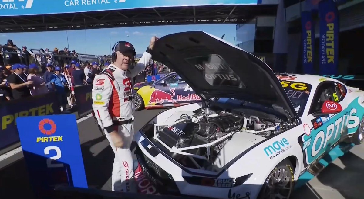 TomcatNASCAR_2's tweet photo. This would *never* happen in #NASCAR. The amount of access Larko and other pit reports have is amazing. #RepcoSC | #Bathurst500 https://t.co/QPsmqoJs79