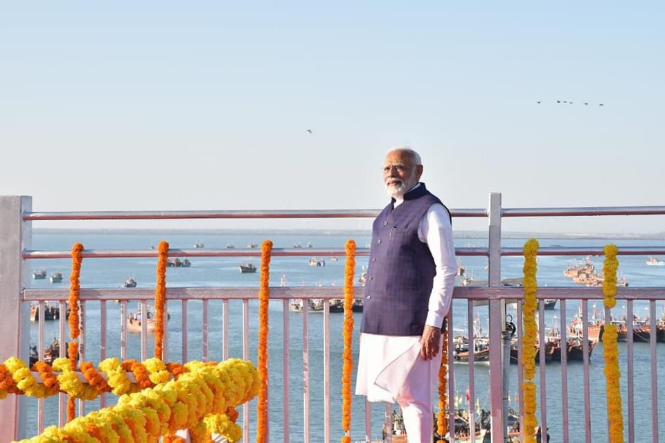 CRPaatil's tweet photo. यदा यदा हि धर्मस्य ग्लानिर्भवति भारत:।
अभ्युत्थानमधर्मस्य तदात्मानं सृजाम्यहम्॥

📍દ્વારકા https://t.co/zWKxGZDAKK