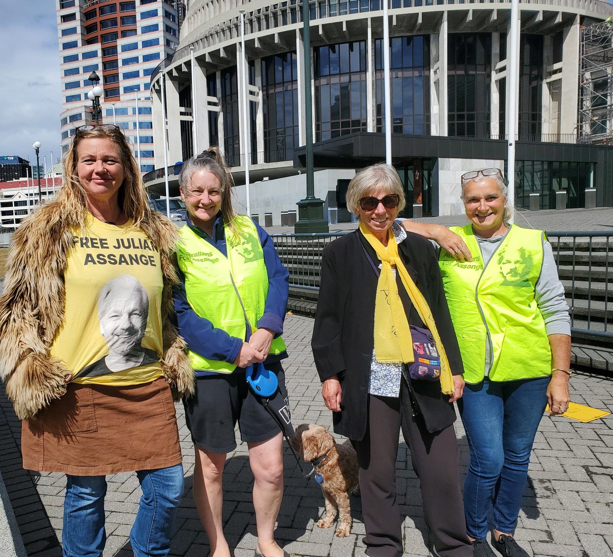NZ Parliament DayX @FreeAssangeNZ Tuesday 20th Feb 1924 first to arrive: 4 yellow-clad ladies in support of Julian Assange👊❤️ #YellowRibbons4Assange @TRUMANHUMAN2020