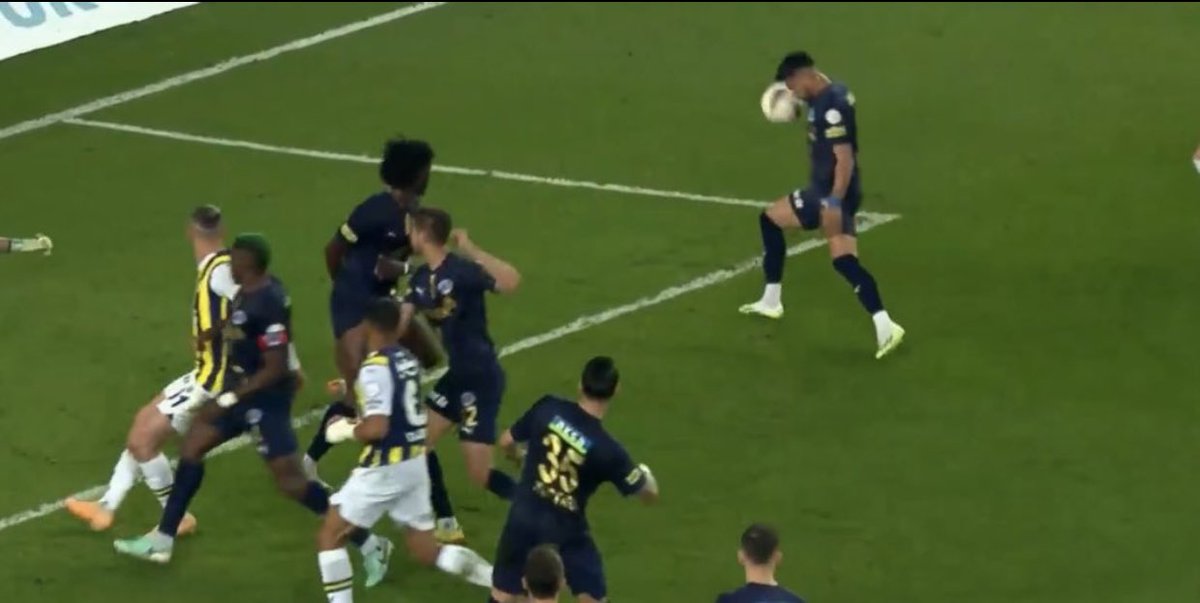 Şöyle bir kural değişikliği yapılsın: Fenerbahçe her maça 1-0 önde başlasın ama artık maçlarda böyle hayali saçma sapan penaltılar verilmesin. Seyir zevkinin içine ediliyor. Kasımpaşa’nun dün puanı çalındı. Fener 10 kişi kalmalıydı ve golde ele temas yoktu. <a href="/TFF_Org/">TFF</a> <a href="/Fenerbahce/">Fenerbahçe SK</a>