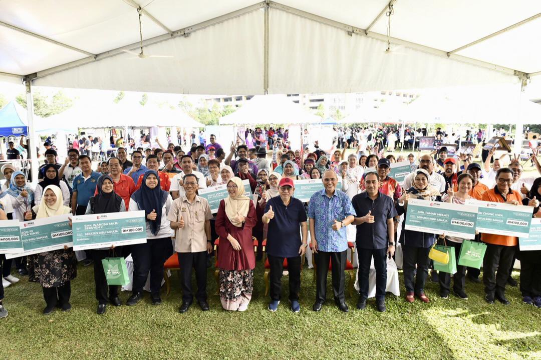 Pleased to handover the @YayasanMSU Scholarship 2024, in conjunction with 'Karnival Havoc Wangsa Maju 2024'. A pledge for over a million worth of scholarship to enable education and learning opportunities. Congrats to the nominated schools and institutions.@MSUmalaysia #MSUsd