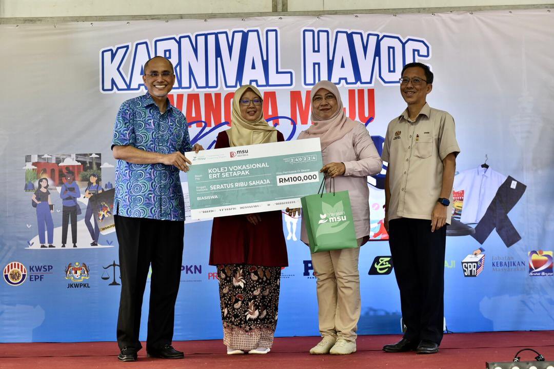 MohdShukriYajid's tweet photo. Pleased to handover the @YayasanMSU Scholarship 2024, in conjunction with "Karnival Havoc Wangsa Maju 2024". A pledge for over a million worth of scholarship to enable education and learning opportunities. Congrats to the nominated schools and institutions.@MSUmalaysia #MSUsd https://t.co/DOOO71xPWC