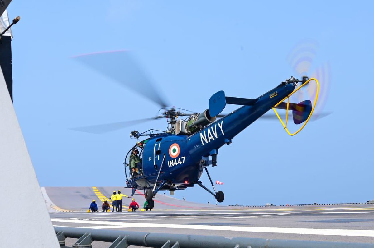 Indian Navy helicopters operate from Aircraft Carriers during #MILAN2024

Seaking, Romeo & Chetak. #IADN