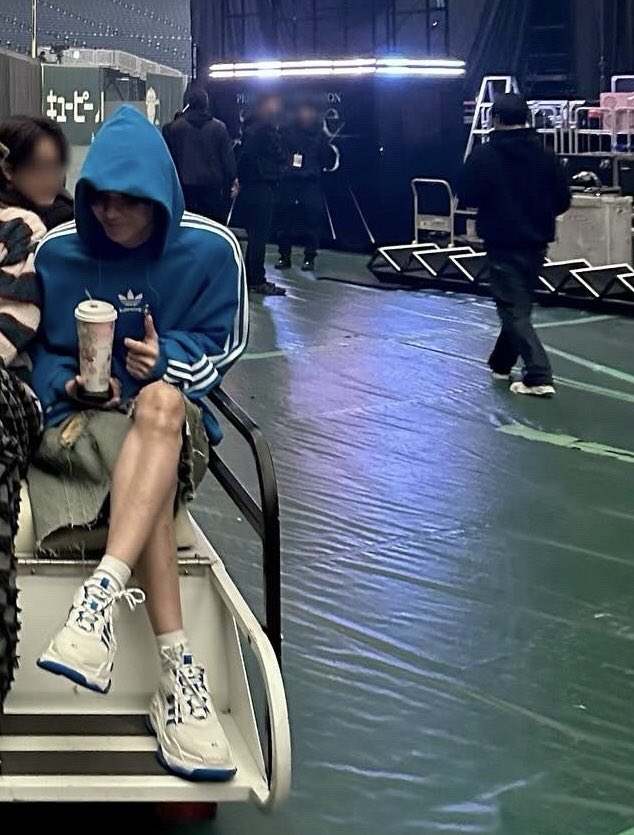 Loya_Taemint's tweet photo. 240225 #TAEMIN #태민 SHINee rehearsal 

Balenciaga x adidas Triple S sneakers white/blue https://t.co/7kNwc6dC1Z