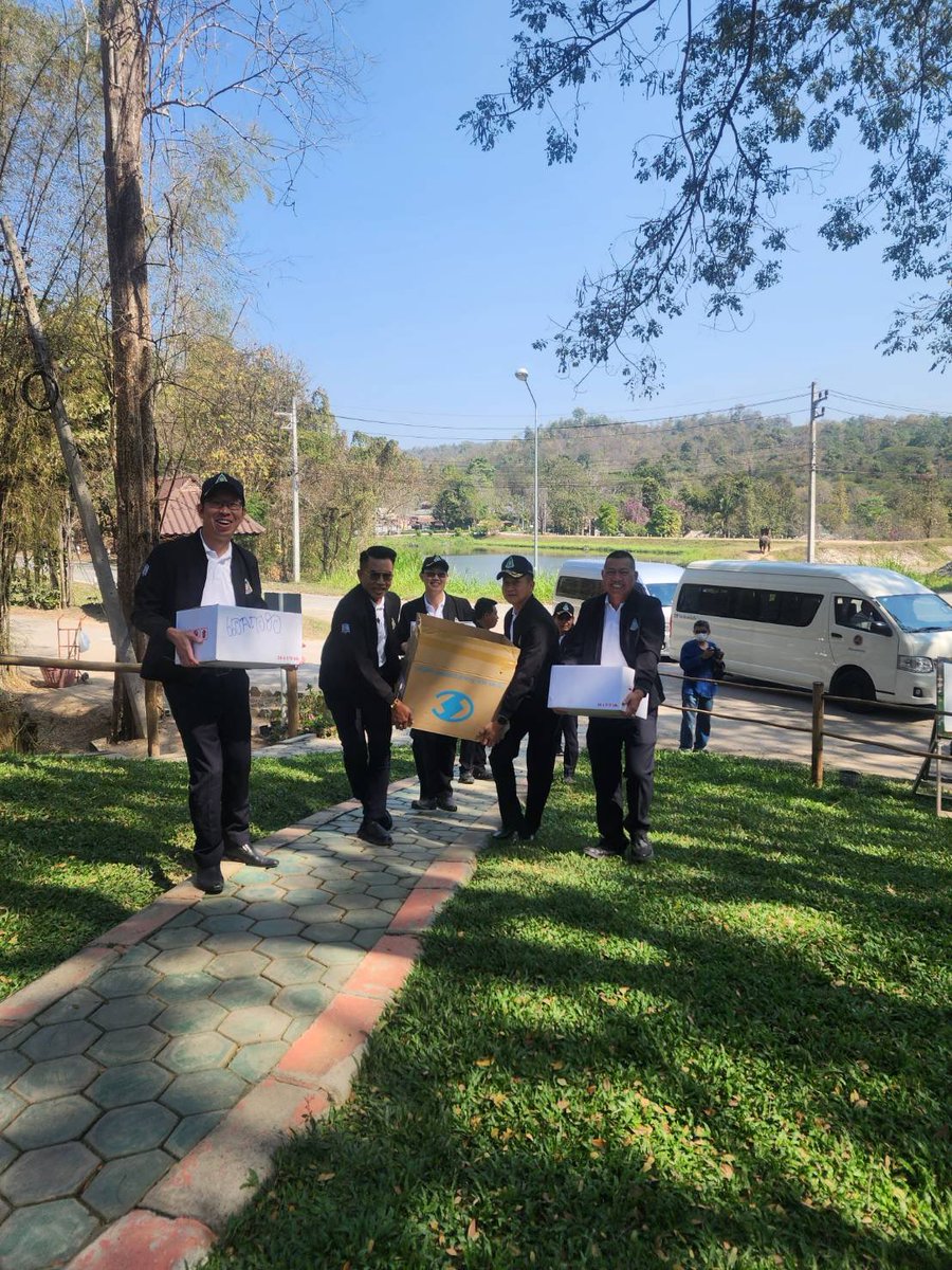 SML_Course's tweet photo. SML5 (หมู่ช้าง) จัดกิจกรรมเพื่อสังคม (CSR) ณ โรงเรี���นเทศบาล และศูนย์อนุรักษ์ช้างไทย เวียงตาล จ.ลำปาง #sml #sml5 #สวปอมส  #สมาคมวปอ #หลักสูตรการบริหารความมั่นคงสำหรับผู้บริหารระดับสูง https://t.co/WLUi9aD70r