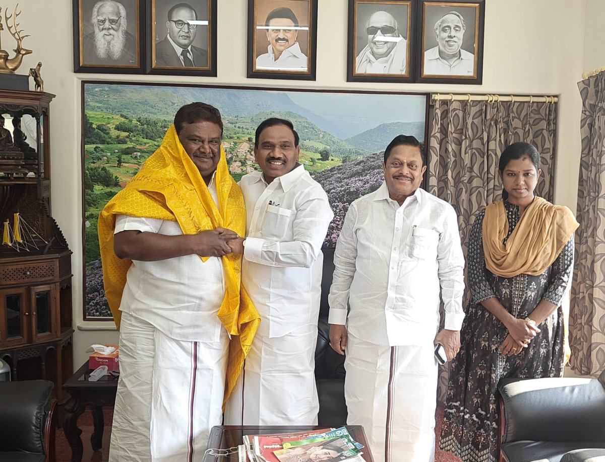 dmk_raja's tweet photo. பல்வேறு அரசு நிகழ்ச்சிகளில் கலந்துகொள்ள வருகை புரிந்த மாண்புமிகு போக்குவரத்துத் துறை அமைச்சர் திரு @sivasankar1ss அவர்கள் #நீலகிரி நாடாளுமன்ற உறுப்பினர் அலுவலகத்திற்கு வருகை புரிந்த போது..

உடன் மாண்புமிகு சுற்றுலாத்துறை அமைச்சர் திரு கா.ராமச்சந்திரன் அவர்கள்,  மாவட்ட ஆட்சித்தலைவர் திருமதி.மு.அருணா இ.ஆ.ப.

#நீலகிரி_மக்களவைத்_தொகுதி @DMKNilgiris