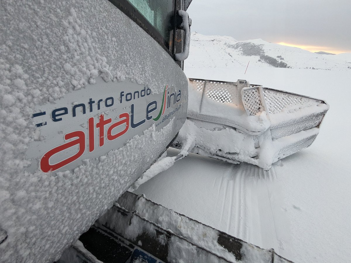 Alta_Lessinia's tweet image. 25/2 Piste aperte, da S.Giorgio e Bocca di Selva fino a Malga Lessinia e Rifugio Castelberto. Piste totalmente rintracciate stamattina. Giornata non eccezionale dal punto di vista meteo, ma paesaggio totalmente imbiancato e fiabesco. Non esitate. Vi aspettiamo!!!