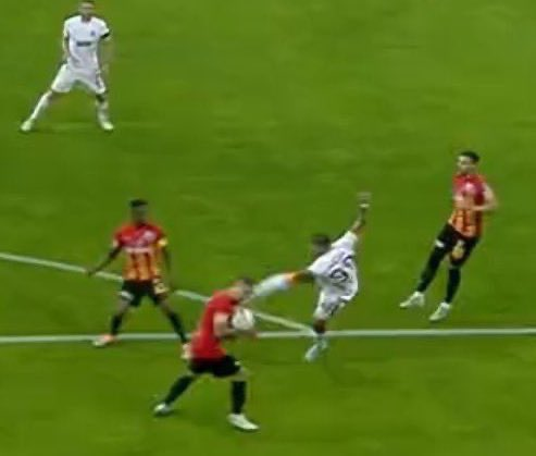 Erkan Engin Dosyası

15 Ekim 2022. Kayserispor-Galatasaray maçı. 1. dakikada Icardi'nin şutundaki penaltıyı es geçti. Galatasaray 2-1 kaybetti.