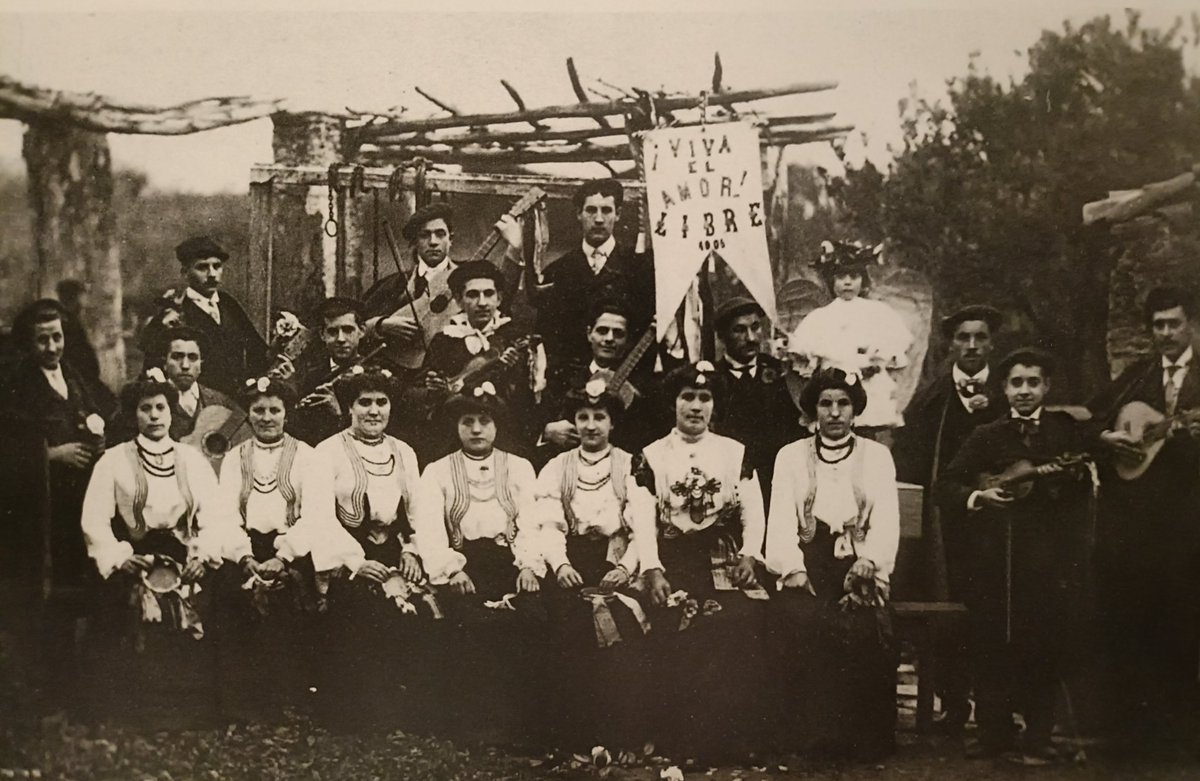 Mulleres nunha comparsa en Pontedeume.
📷 Ríos, 1905.
"Viva el amor libre" é o nome da comparsa na que participan un grupo de mulleres que, supoñemos, gustan das ideas feministas da súa coetánea Aleksandra Kolontái.