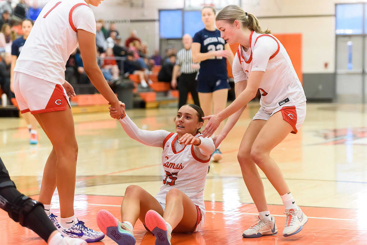 Talent-and-toughness. @PapermakersWBB ready for unfinished-business in Tacoma. It's going to be a fight. No off-nights for defense and rebounding. Photo gallery now on SBLive HERE : tinyurl.com/mv95kndk @Addie35Harris @KendallMairs @RileySanz @ThompsonKeirra @JustinTigner