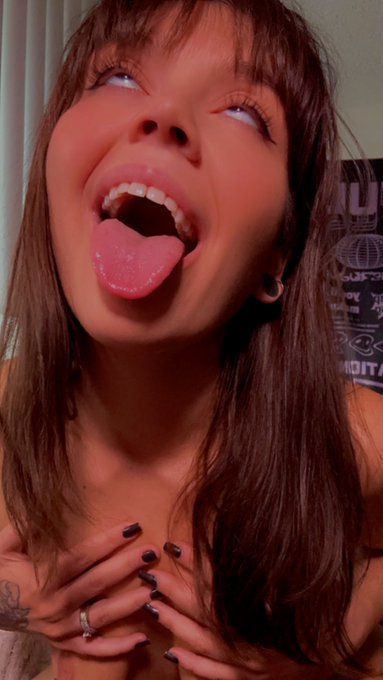 Who&rsquo;s up 🤤💦 https://t.co/Px6ZPYoLDG