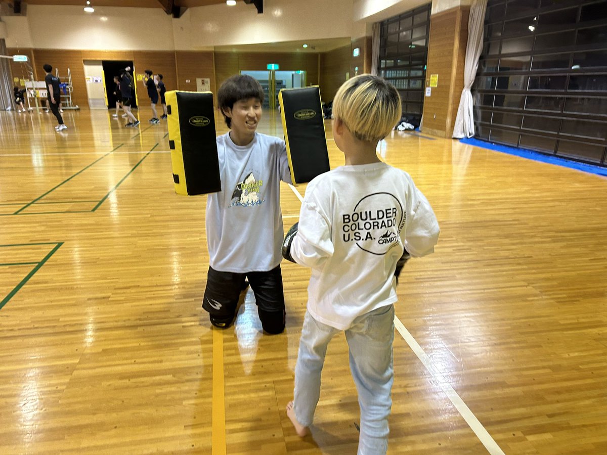 kiyo_ktf7130's tweet photo. 『TeamWILL』
この日は参加者8名✨
会員の方が沢山写真を撮って下さったお陰でしっかり投稿が出来てますありがとうございます🙏やる気いっぱいの会員様と可愛い子供達に癒されながら僕の追い込み練習も挟ませていただきこの日も無事ばたばたで終了😅
#香久山体育館 https://t.co/egZ6vzjlNh