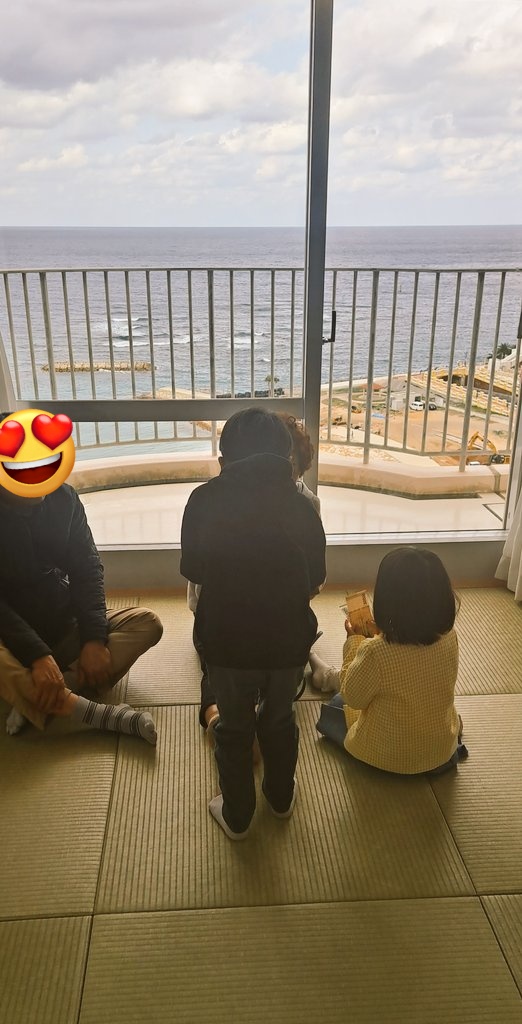 이번 설연휴에는 친정식구들과 오키나와 가족여행✈️ 어른6명 미취학 어린이3명
설날아침 세배드리고 세뱃돈 받을땐 공손히😁😁😁